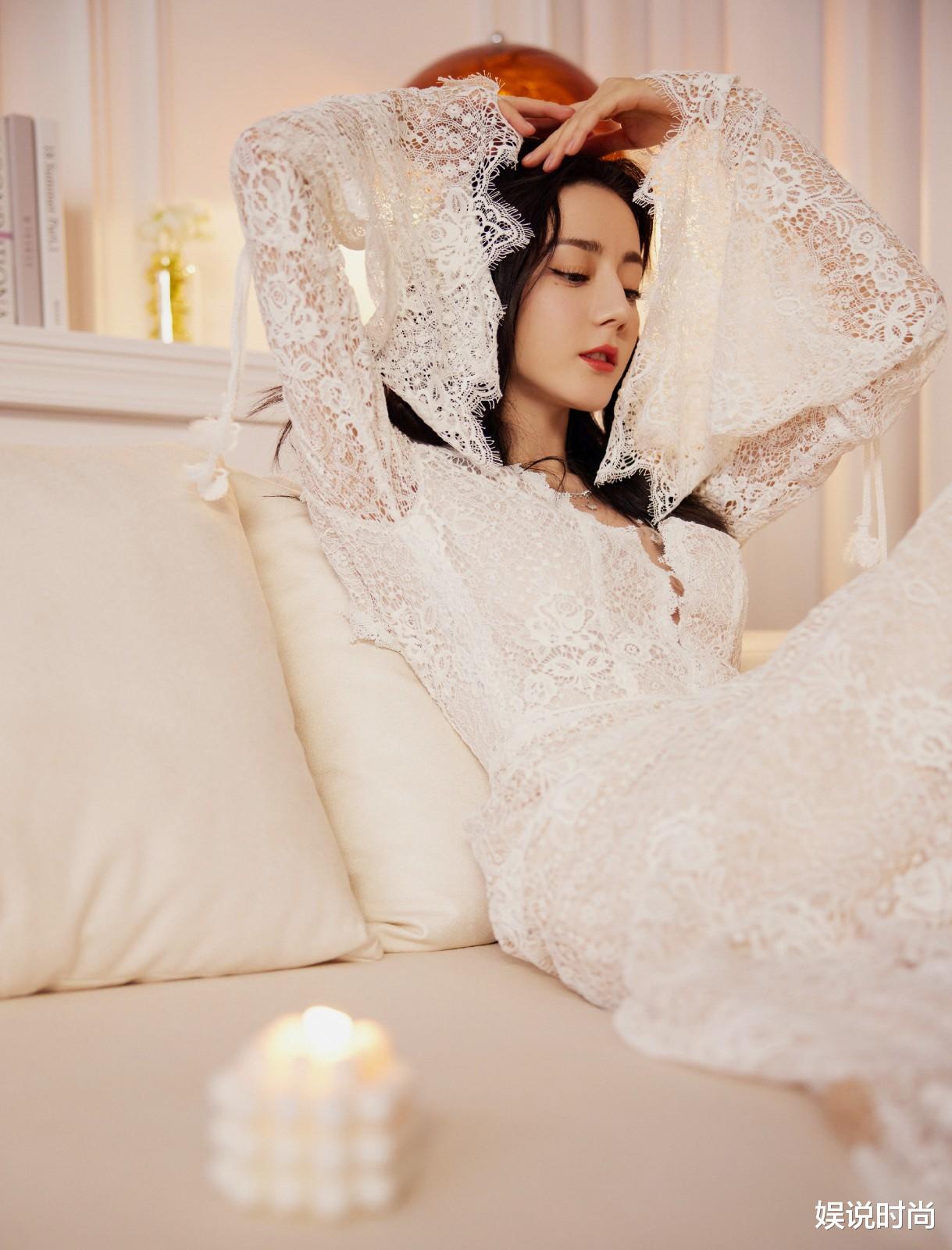 迪丽热巴|?迪丽热巴直播造型又上热搜榜！素雅穿搭也能如此明艳，高贵优雅