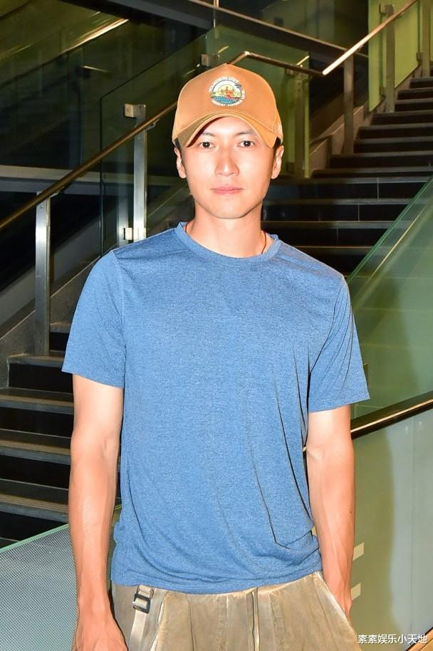 杨受成|杨受成探班新片剧组：谢霆锋被委以重任，戏服上面沾满灰尘