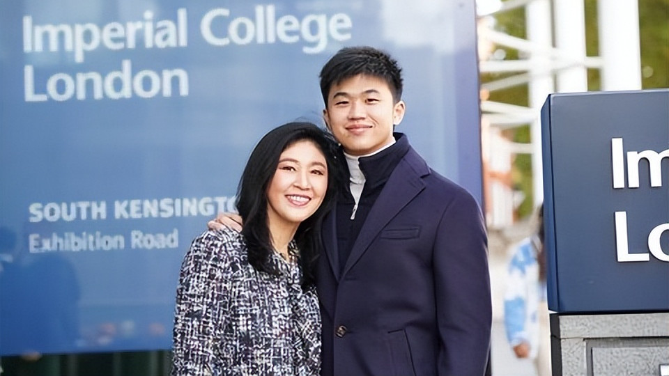 |55岁英拉和儿子罕见一起亮相！又变嫩了，儿子又高又帅还是大学霸