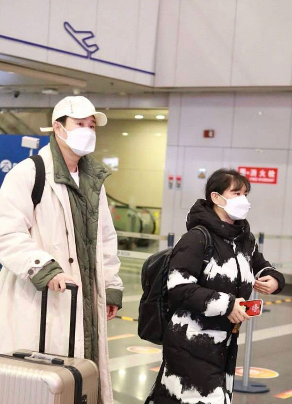 短发 小沈阳走机场，大衣套羽绒服保暖到位，老婆剪齐刘海也遮不住发缝