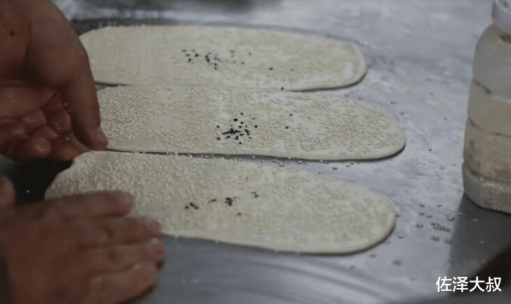 娱乐圈|河南烧饼摊，老板娘酷似王宝强走红，一块钱一个，一天赚七八百元