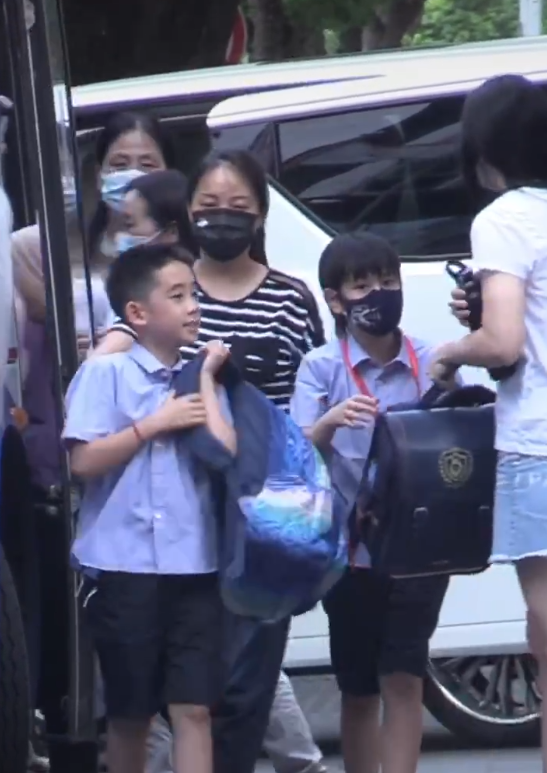 吴尊|吴尊晒女儿第一次玩滑板赞不绝口,刘畊宏儿子与Jasper同框竞技