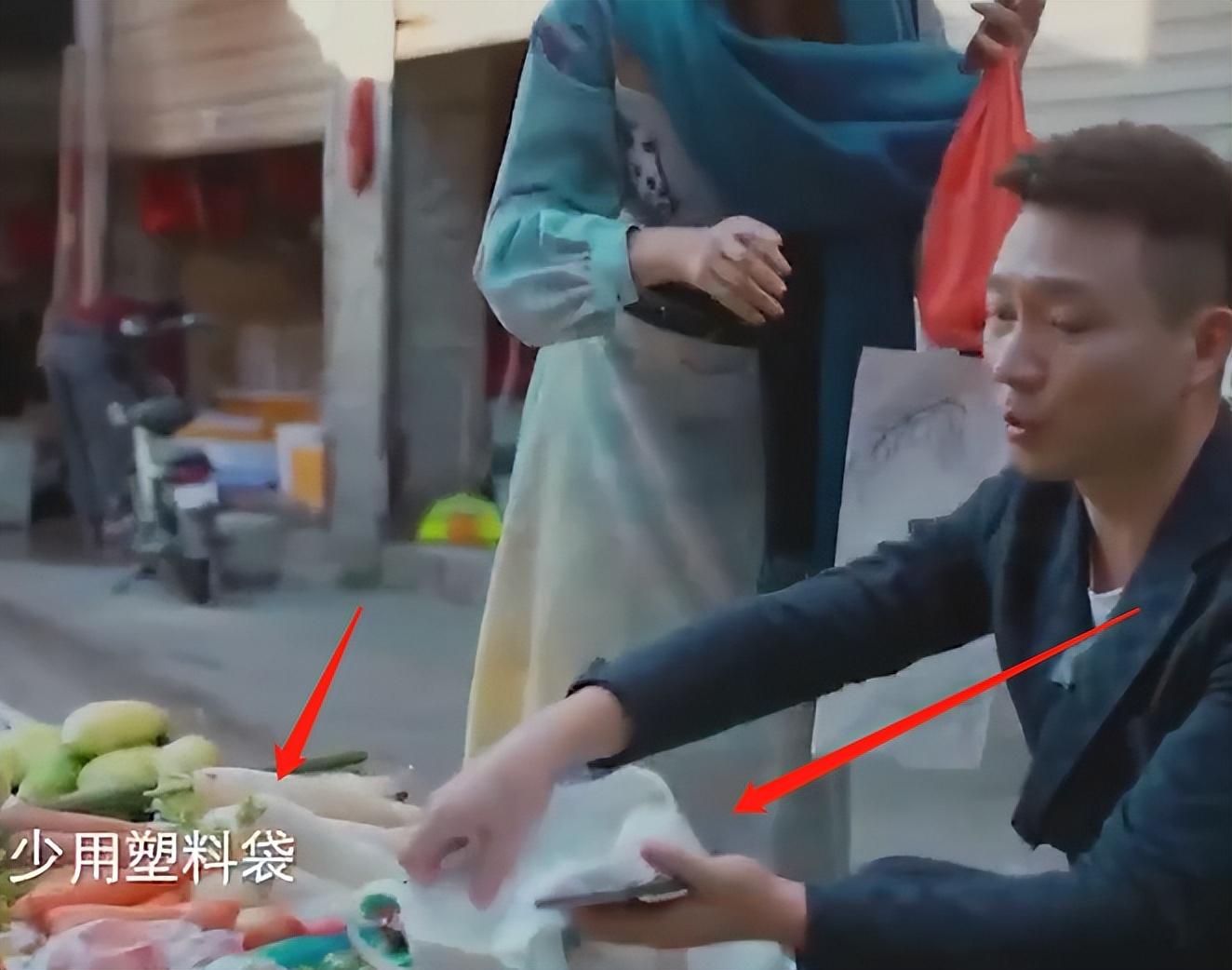 小姐姐|康辉公开央视更衣室!铁皮柜上挂满毛巾衣服,房间杂乱狭小太真实