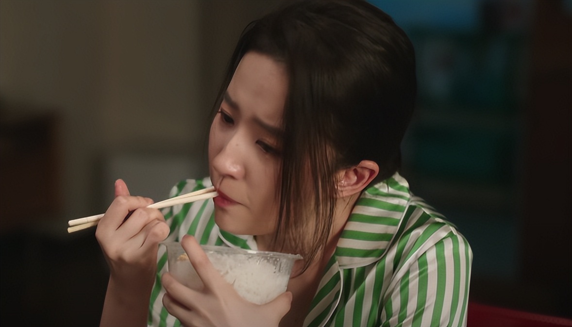 刘亦菲|吃得越狠演技越稳!刘亦菲“吃花卷”,能让多少女演员脸红?