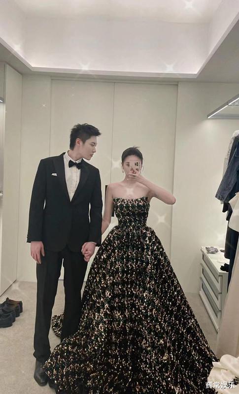 赵本山|赵本山女儿晒婚纱照,四肢纤细身材火辣,和男友同框有夫妻相