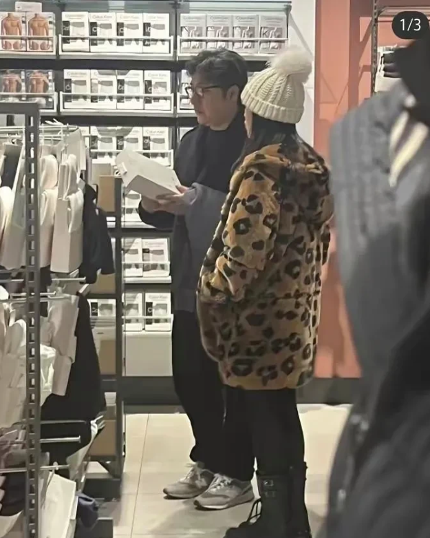 皮草|王诗龄新照！穿着皮草陪伴爸爸王岳伦购物，单手插兜气场太像李湘