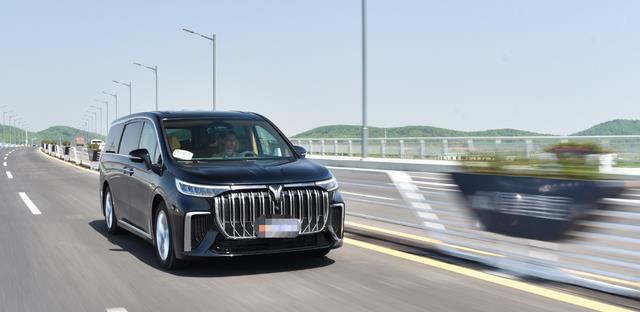 开惯了埃尔法，换成48.99万岚图梦想家，车主：中国人都被洗脑了