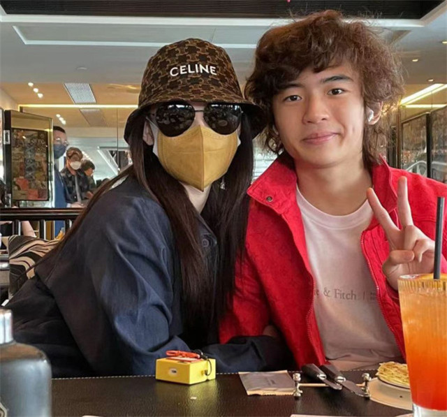 张柏芝|张柏芝直播凸肚明显疑怀四胎,已与谢霆锋和解,三胎生父仍是谜