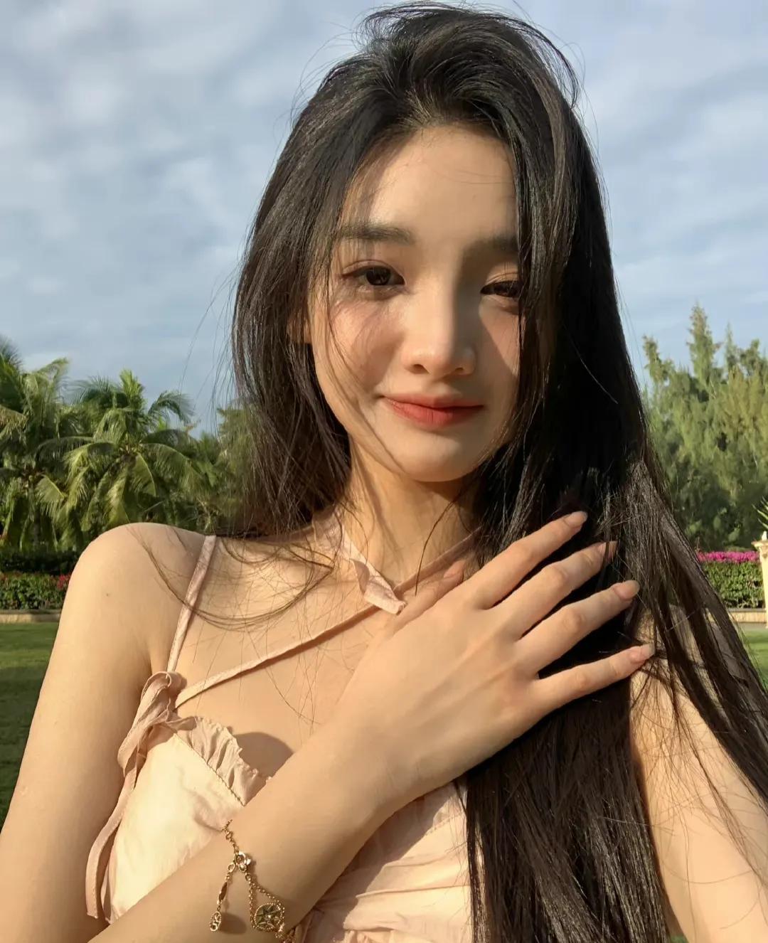 王思聪|王思聪戴着百万名表请新女友吃饭，新女友柳禹安甜蜜晒照