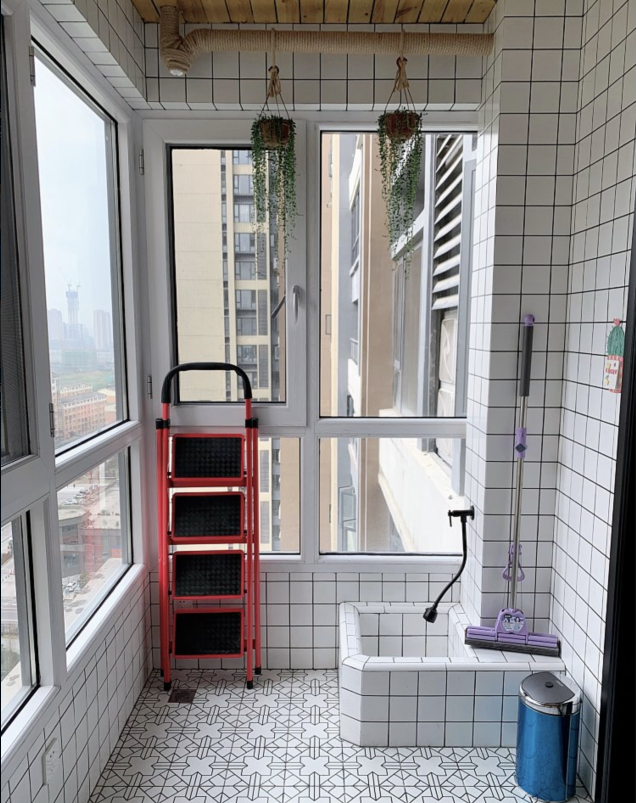 为什么年轻人不愿意封阳台,落地窗真的好吗?听听装修师傅怎么说