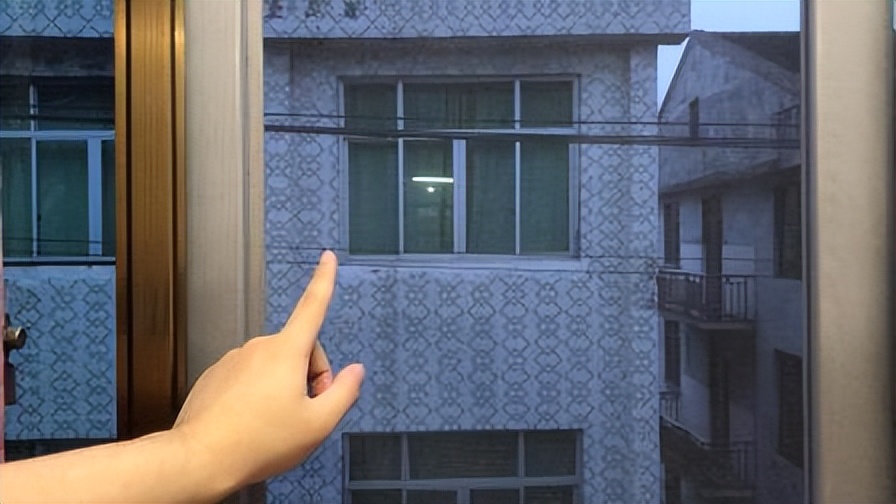 家里的纱窗脏了怎么办?不用拆下来洗,这样擦,灰尘自己掉下来