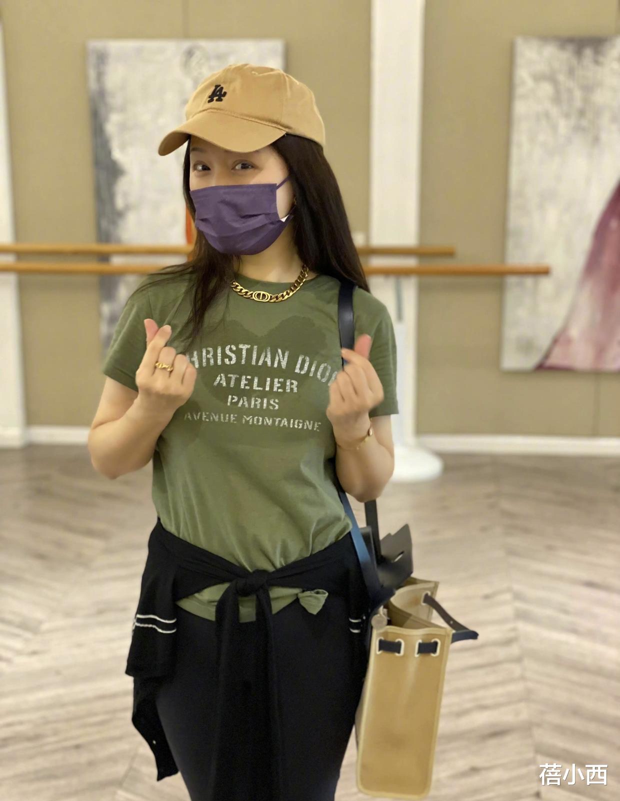 “杨钰莹”越活越年轻，穿裸粉纱裙走机场，看起来可不像是51岁