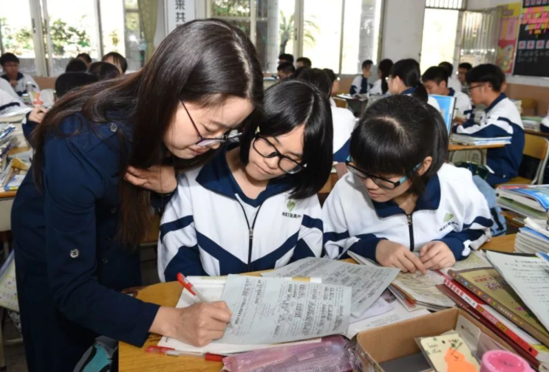 衬衫|“非在编教师”悄然来袭，是主动创新还是迫不得已？家长忧心忡忡