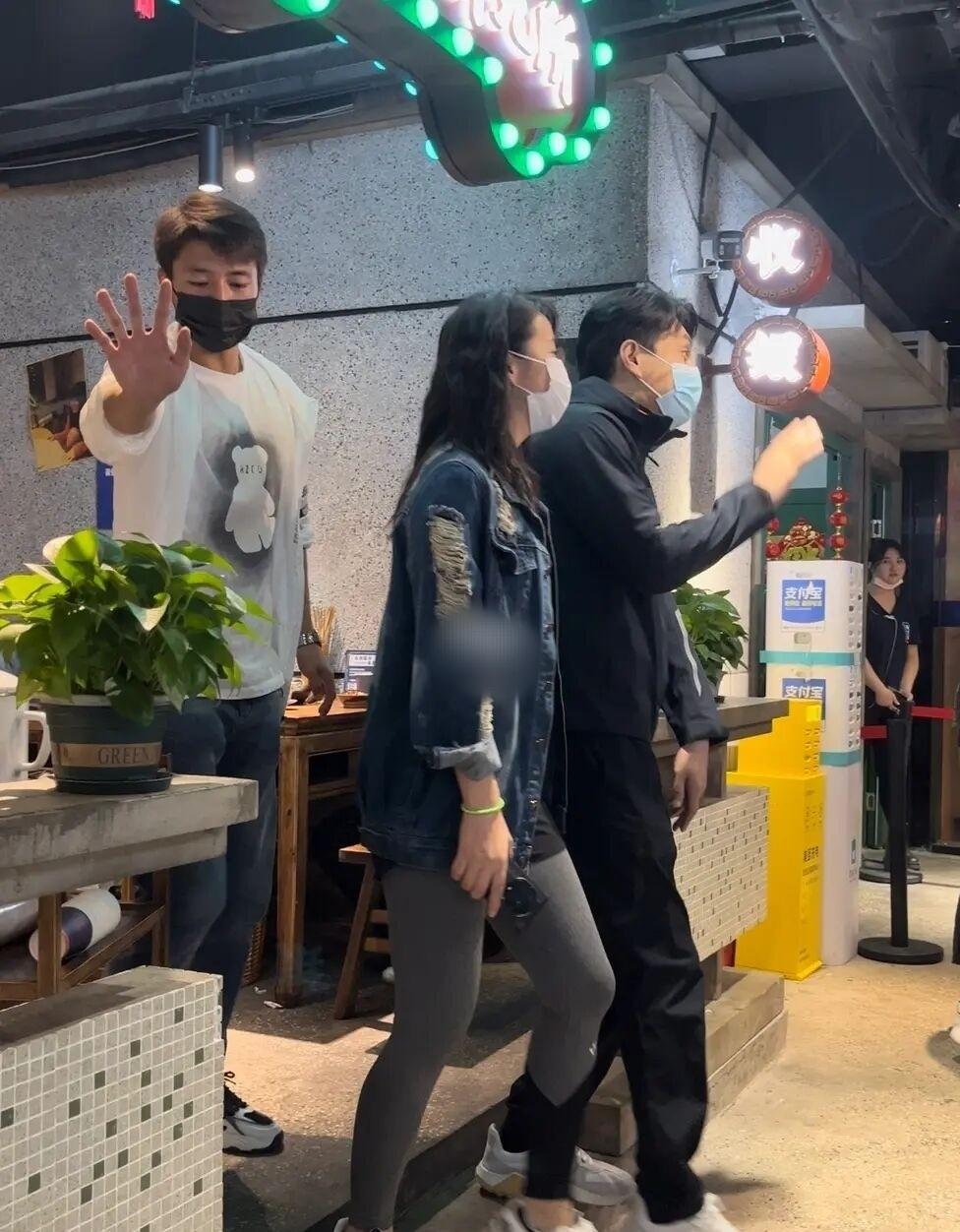 靳东|靳东深夜吃饭被偶遇，整个人消瘦不少，旁边女助理颜值抢镜