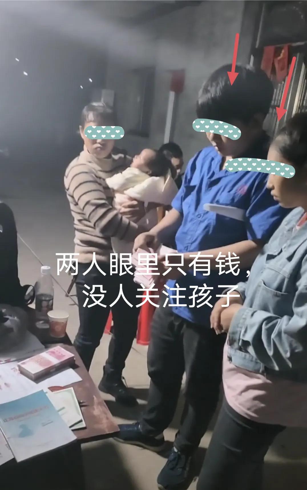 离婚现场婴儿饿得直哭,宝妈拒绝喂奶紧盯丈夫数钱,分完家产走人