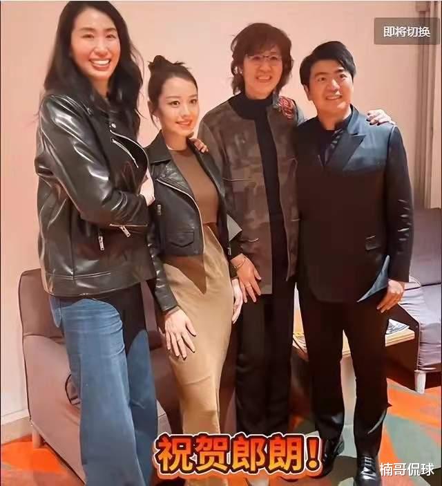 郎平|61岁郎平与女儿罕见同框！31岁女儿显成熟，放弃排球在华尔街打拼
