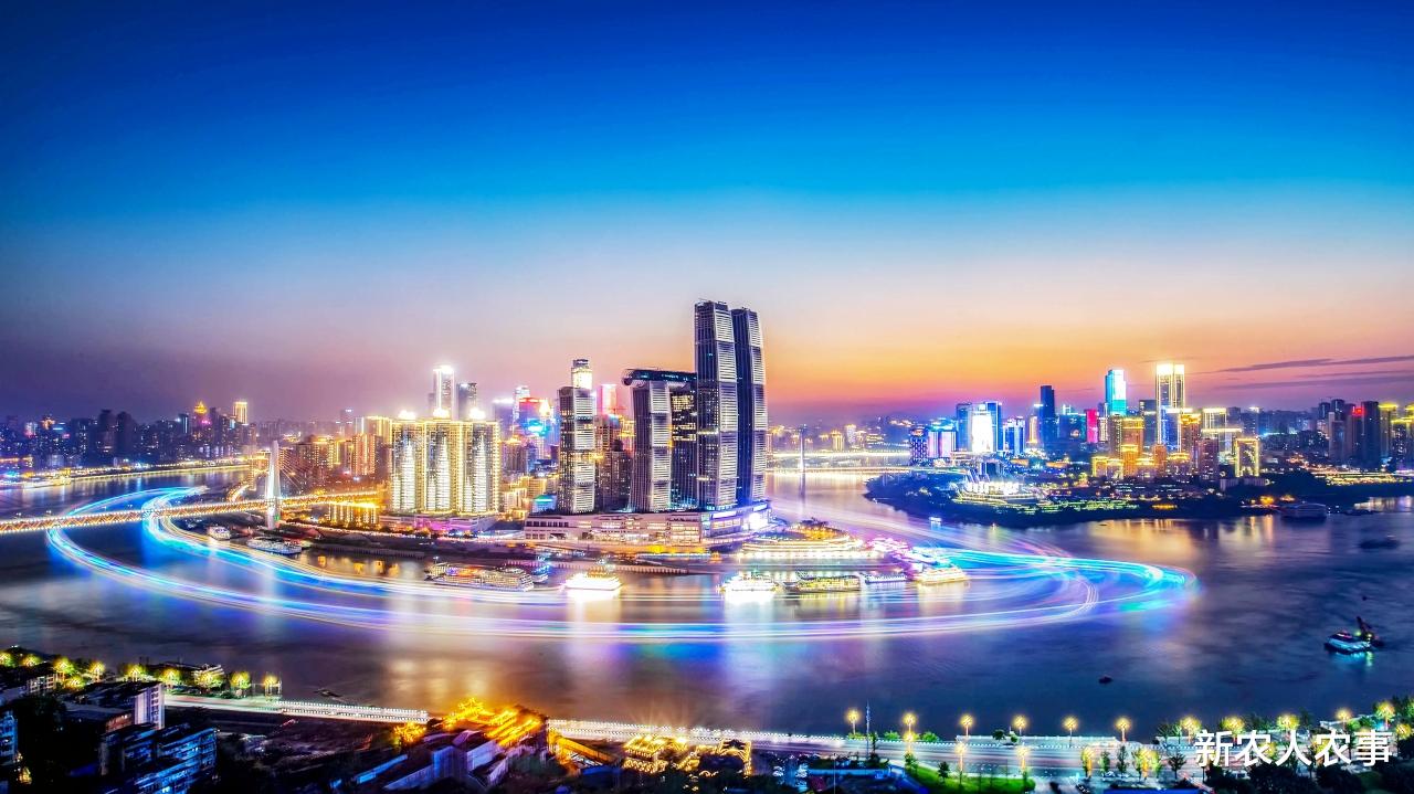 |重庆一男子钓鱼习惯性“空军”，直接在院子里做法，网友：不正式