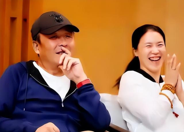 王楠带孩子后院露天烧烤,笑笑一旁帮忙,富豪老公晒全家福吐槽