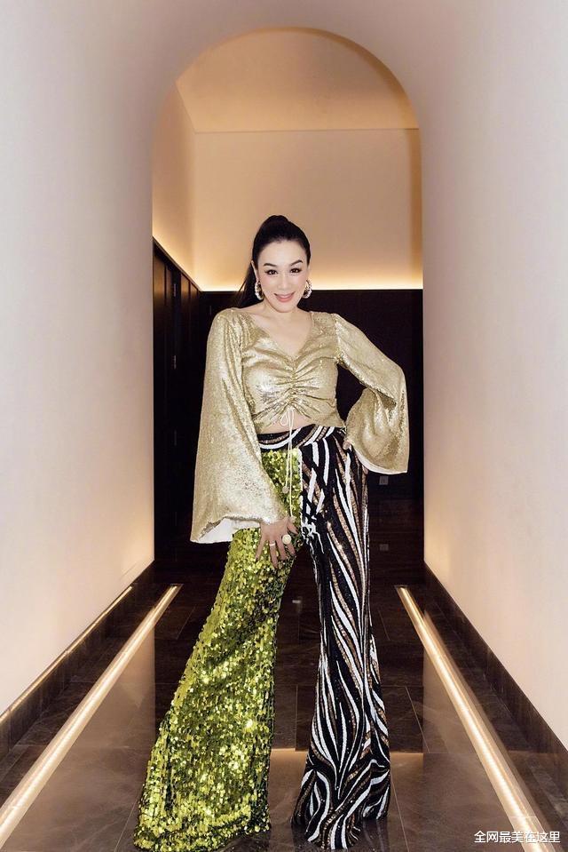 钟丽缇|52岁钟丽缇无惧岁月，穿薄纱吊带裙甜美又浪漫，微胖身材也挺美