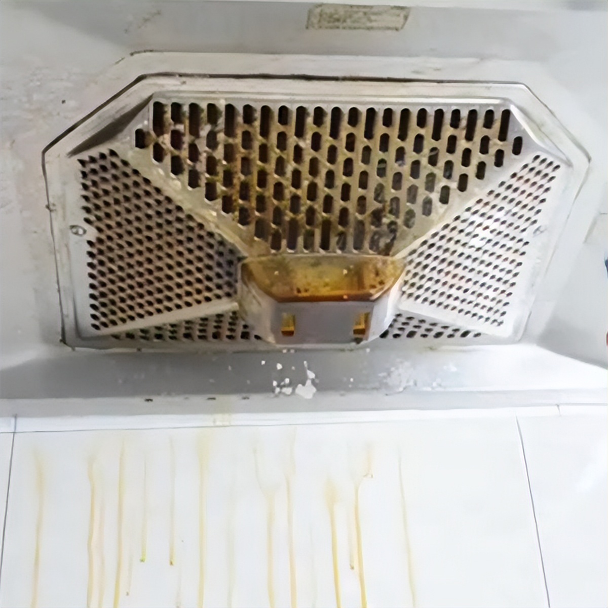 油烟机油渍多,难清洗?从保洁那偷学一招,不拆不洗,立马焕然一新