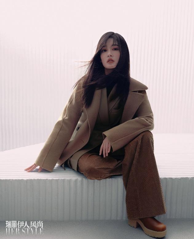 李沁|风情万种!李沁性感锁骨杀封面大片,大秀诱人好身材