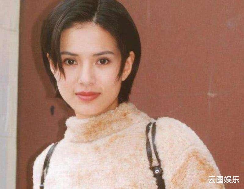 |李若彤素颜直播健身，手臂肌肉明显却被吐槽太瘦，罕见反击对方