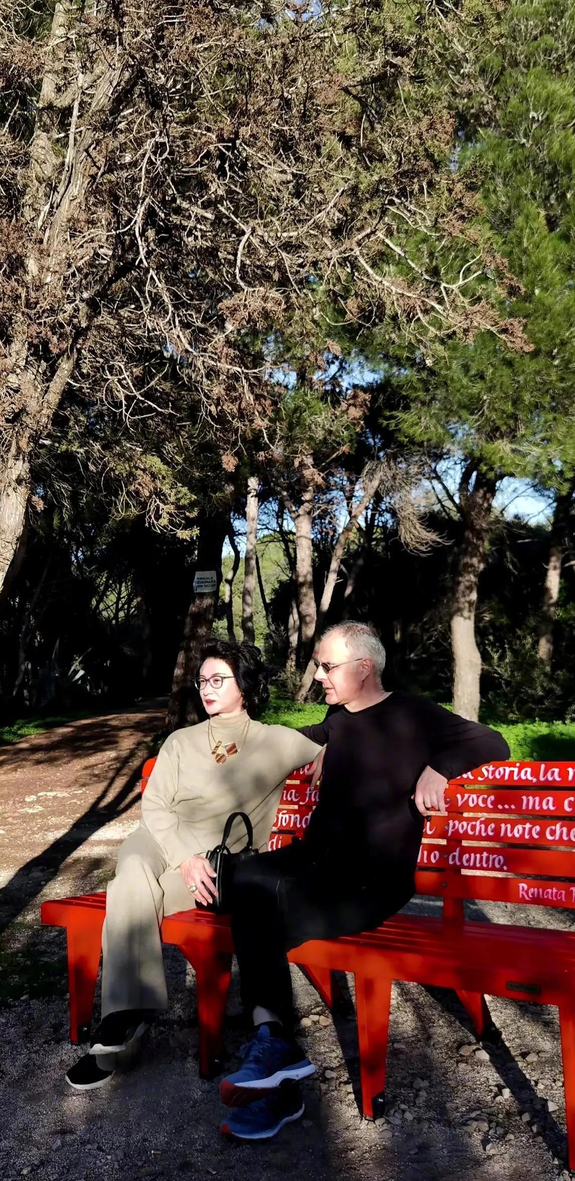 金星|55岁金星定居欧洲!与洋老公秀恩爱,男性特征渐显,变性后遗症大