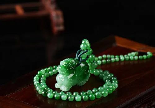 翡翠|翡翠越戴越绿的秘密