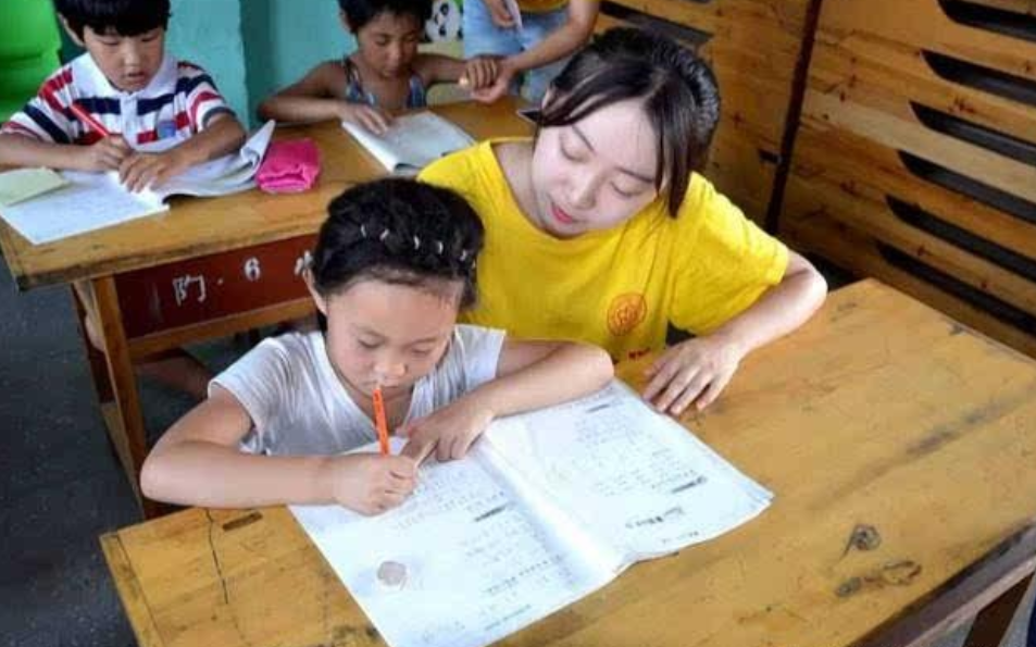 大学|萌娃得了97分后崩溃大哭，下一秒举动让人心疼，网友：清华学苗
