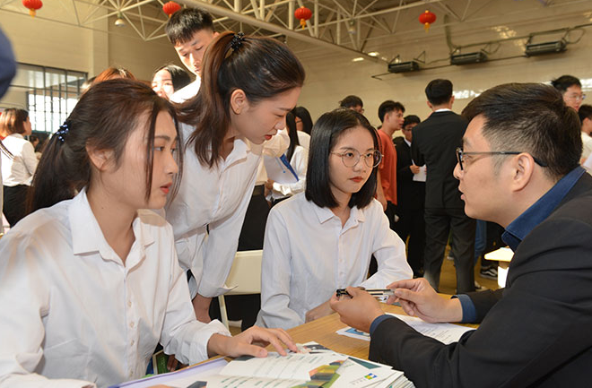 大学生|大学生面试被问，啥东西左手能拿右手不能拿？女生回答2个字录用