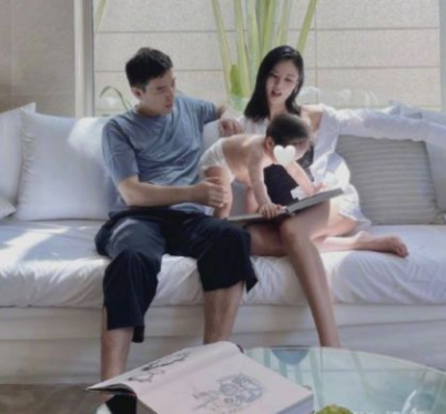 李光洁|李光洁秀恩爱，为小10岁二婚妻子庆生，太显嫩抱娃与老公似两代人