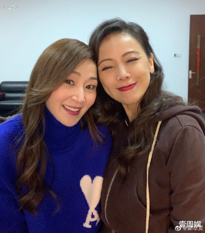 邓萃雯|56岁邓萃雯跟51岁万绮雯同框,满满的回忆杀,网友:我们的青春!