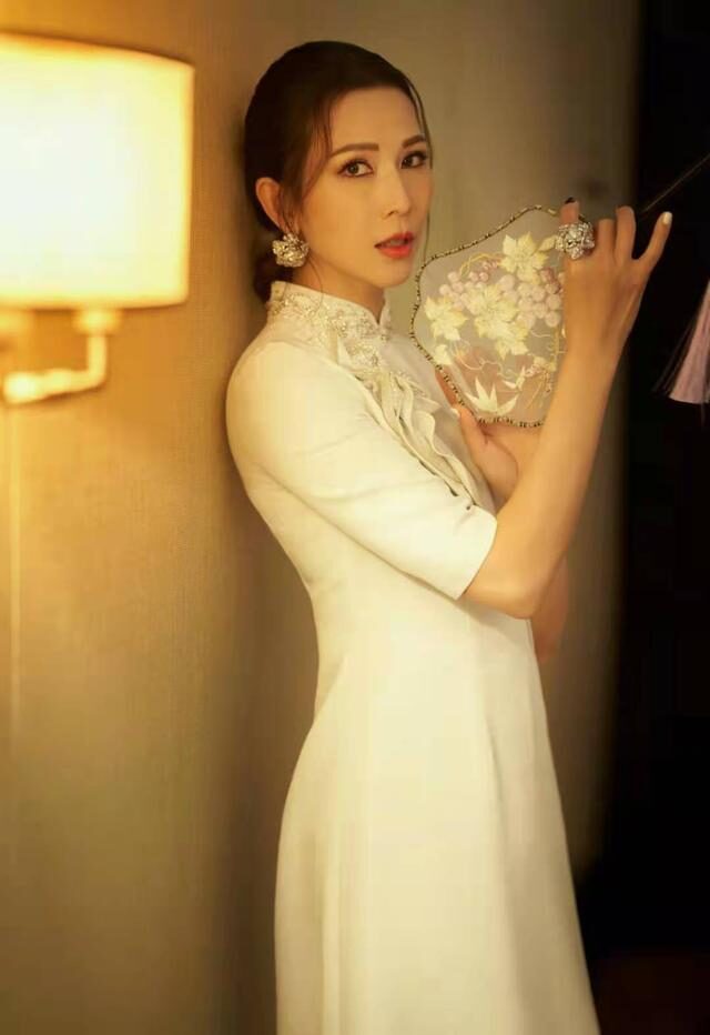 蔡少芬|蔡少芬不愧是“港姐”出身，48岁穿旗袍优雅又曼妙，娘娘又惊艳了