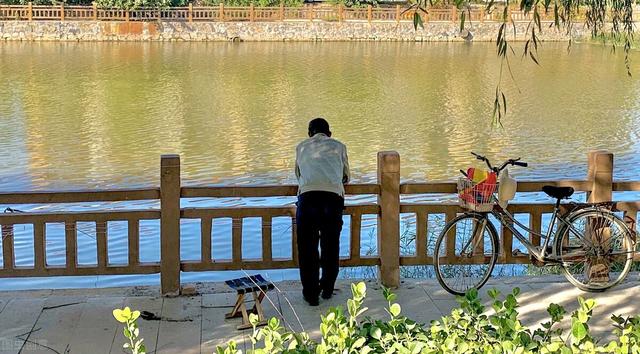 69岁大爷雇佣39岁漂亮保姆，保姆：他的想法太多，我受不了！