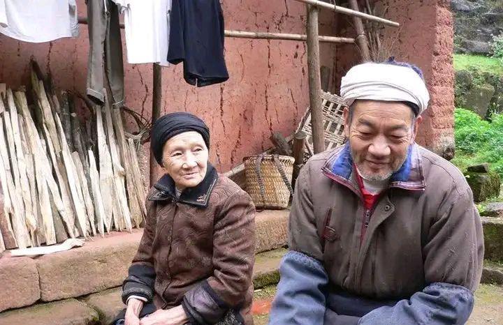 小伙与29岁寡妇私奔至深山隐居50年,峭壁凿出6208级“爱情天梯”