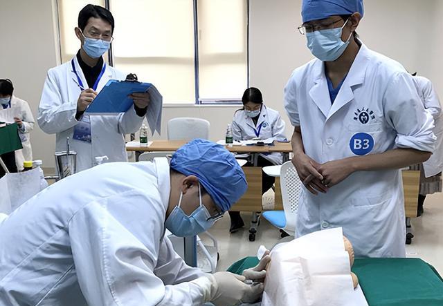 网传23岁华西研一医学生带病上岗，与父母阴阳相隔？院方辟谣了