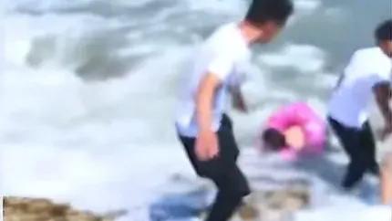 泪目了！七岁男童飘到海中等待救援，手上竟还拽着14岁溺水的姐姐
