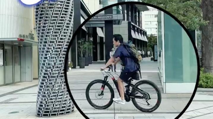 梁朝伟|60岁梁朝伟街头骑车被偶遇，背双肩包打扮似路人，穿短裤双腿超细