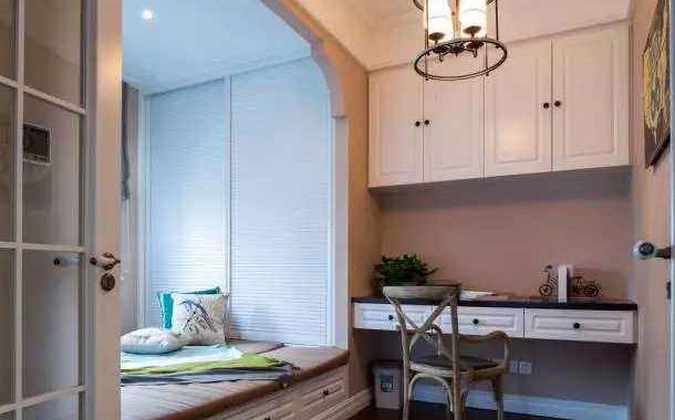 越来越多人将客厅阳台改造成小卧室了,比多一间房还实用