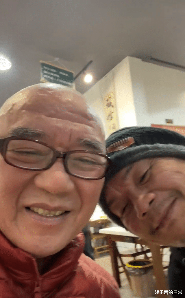 李立群|69岁李立群凌晨收工，现身内地苍蝇小馆，眼神迷蒙兴奋喝伏特加