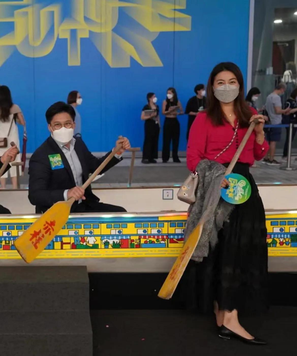 郭晶晶|霍启刚夫妇参观设计展，郭晶晶打扮知性显气质，穿搭越来越注重细节