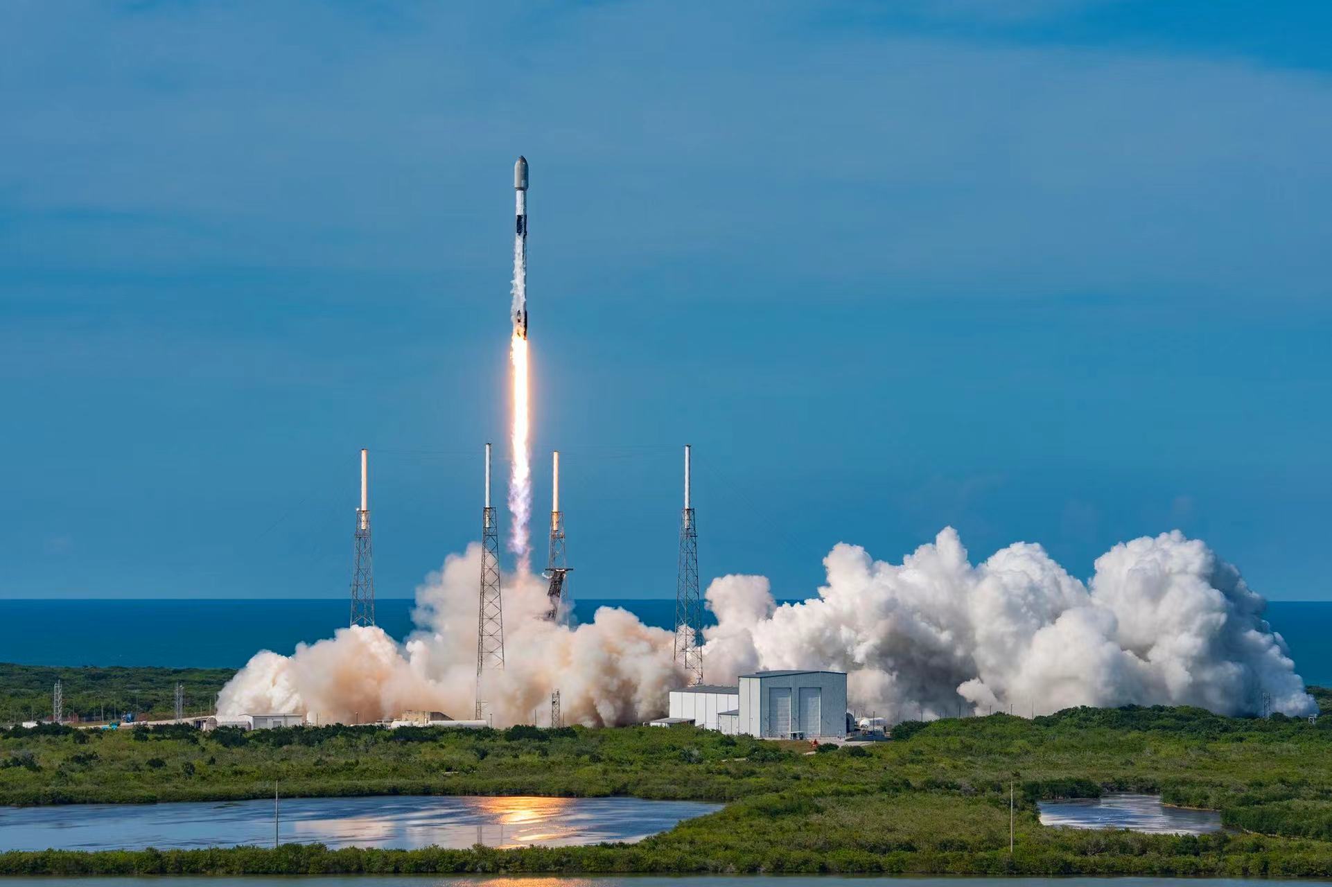 24小时内连发两批星链,SpaceX累计发射2600颗