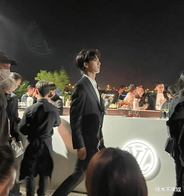 杨幂|苍兰诀余温未散:有人让娃认东方青苍为父,张凌赫差点被粉丝绊倒