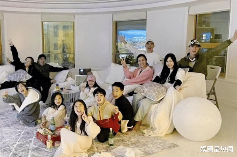 太豪气！刘畊宏千万豪宅曝光，家装简约明亮，客厅可容纳十几人