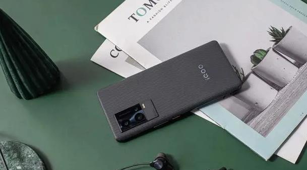 iqoo|双芯电竞机皇售价探底，直降1900，120W超级快充+微云台双主摄