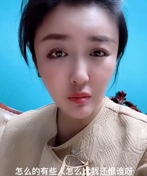 赵本山|娇娇深夜否认卖惨，阴阳怪气告球球状，食指上的祖母绿翡翠闪瞎眼