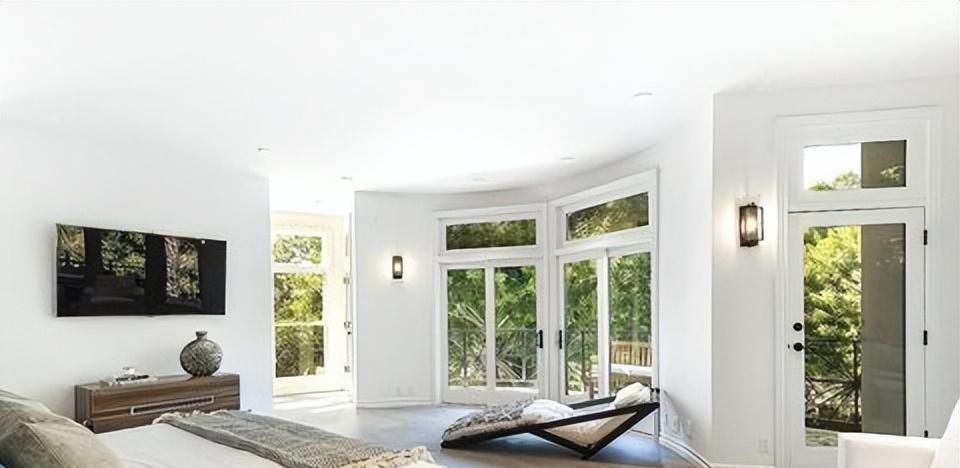 关晓彤|纯白挑高大厅！赛琳娜490万美金私人奢华豪宅曝光