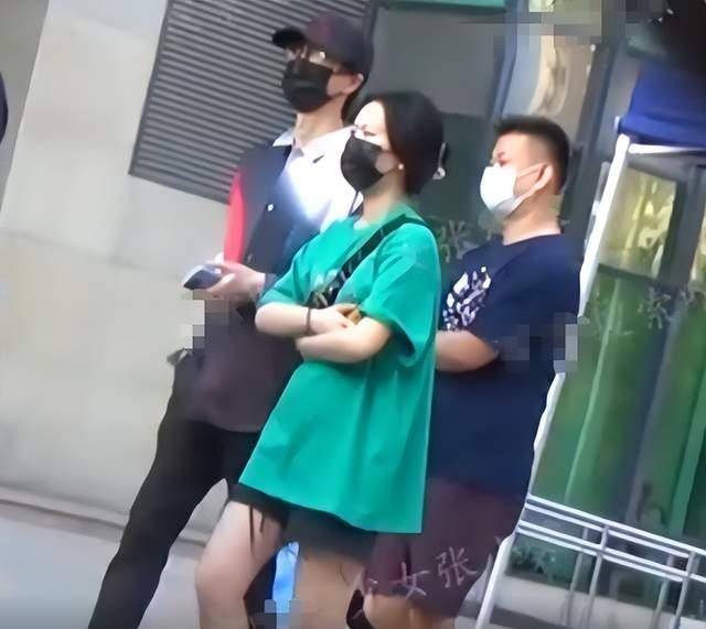 许嵩|36岁许嵩新恋情曝光,牵手高颜值美女回家,女方肤白腿长还会撩人