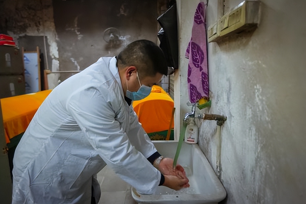 招聘|太平间收尸人：接过冻僵的弃婴，抬过腐烂的病人，闻到肉味就想吐