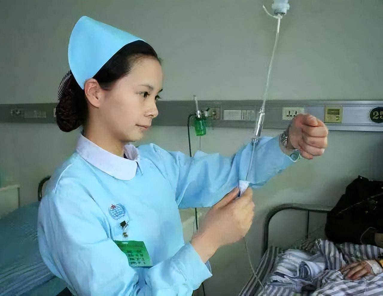 处理男患者隐私时,女护士不会尴尬吗?知情人说出了真相